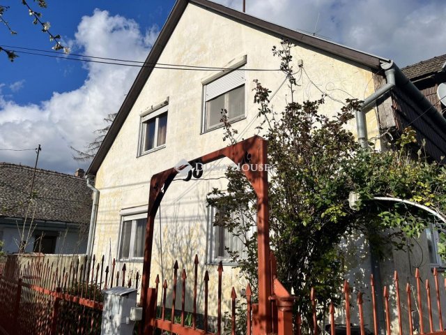 Eladó családi ház, Bátaszéken 40 M Ft, 8 szobás
