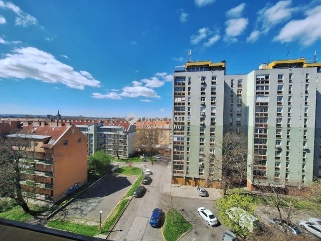 Eladó panellakás, Pécsett 53.9 M Ft, 3 szobás