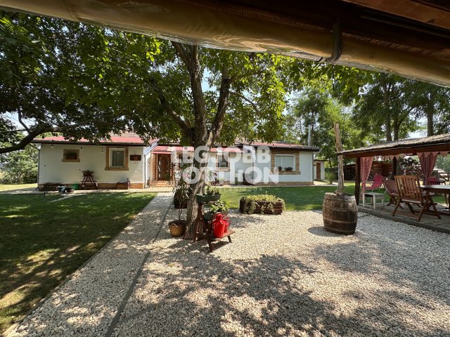 Eladó hotel, Cegléden 95 M Ft, 5 szobás / költözzbe.hu