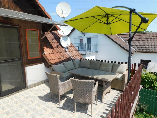 Eladó családi ház, Balatonbogláron 149 M Ft, 12 szobás