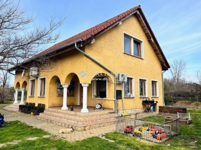 Eladó családi ház, Pécsett 89 M Ft, 6 szobás
