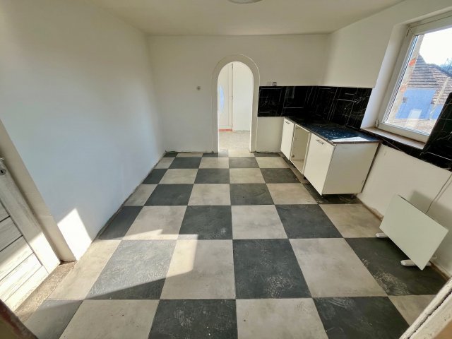 Eladó családi ház, Súron 18.9 M Ft, 2 szobás