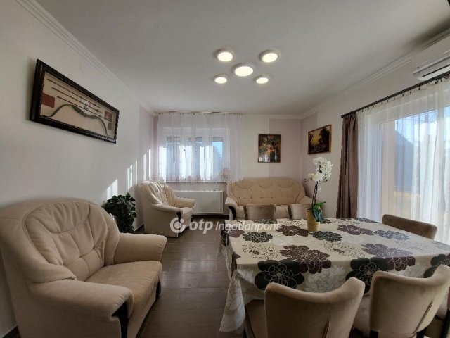 Eladó családi ház, Balatonkenesén 116 M Ft, 5+2 szobás