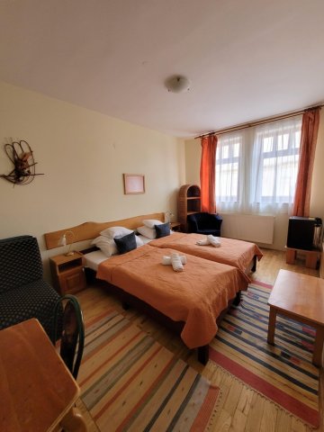 Eladó hotel, Pécsett 650 M Ft, 23 szobás / költözzbe.hu