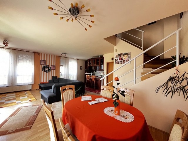 Eladó téglalakás, Pécsett 98 M Ft, 4 szobás