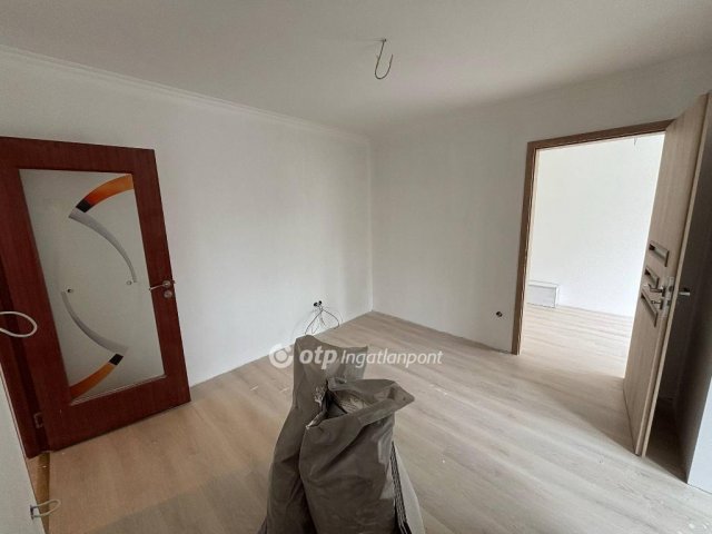 Eladó panellakás, Miskolcon 33.5 M Ft, 1+3 szobás