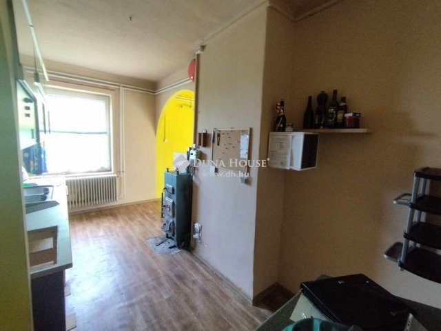 Eladó téglalakás, Komlón 9 M Ft, 2 szobás