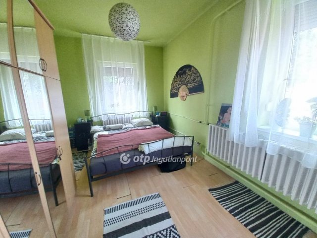Eladó családi ház, Budapesten, XV. kerületben 63.8 M Ft