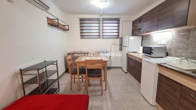 Kiadó téglalakás, albérlet, Pécsett 100 E Ft / hó, 1 szobás