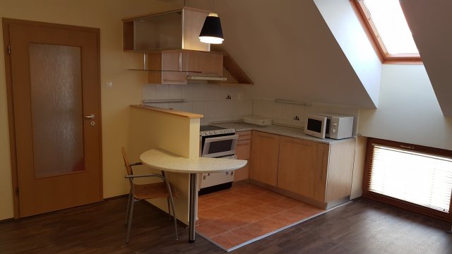 Kiadó téglalakás, albérlet, Pécsett, Jókai téren, 1 szobás