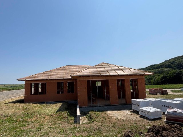 Eladó ikerház, Tarjánon 84.99 M Ft, 4 szobás