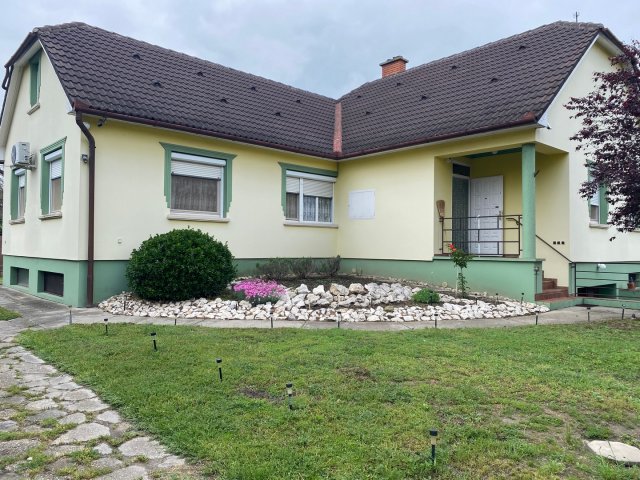 Eladó családi ház, Kiskunhalason 38.99 M Ft, 6 szobás