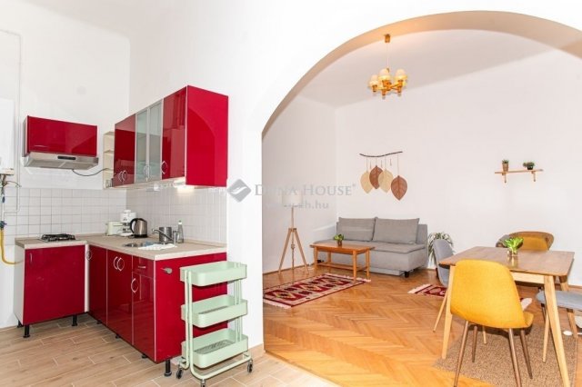 Eladó téglalakás, Budapesten, VI. kerületben 69.9 M Ft, 1 szobás