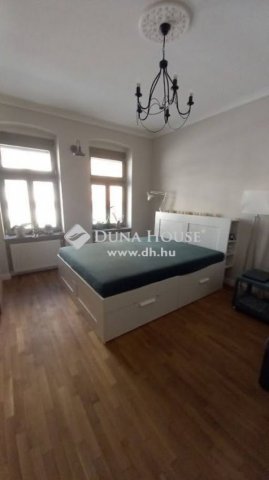 Eladó családi ház, Pécsett 120 M Ft, 6 szobás