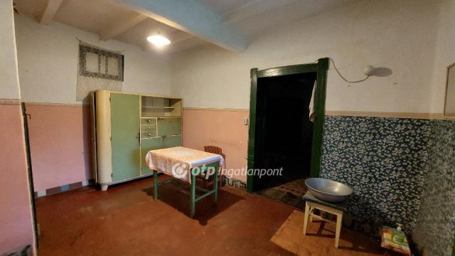 Eladó családi ház, Kisújszálláson 5.5 M Ft, 2 szobás