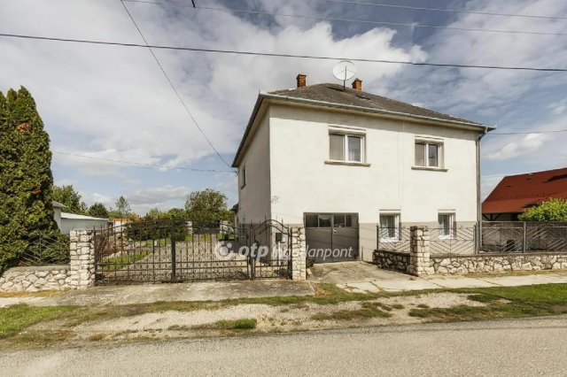 Eladó családi ház, Győrzámolyon 84.5 M Ft, 6+1 szobás