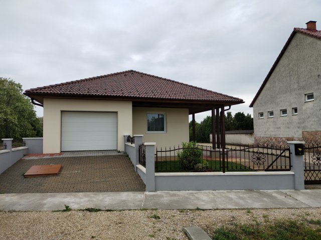 Eladó családi ház, Péren 119 M Ft, 3 szobás