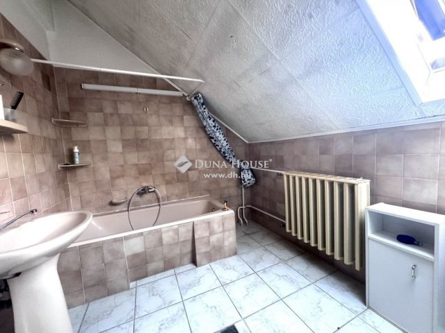 Eladó sorház, Komlón 64.99 M Ft, 7 szobás / költözzbe.hu
