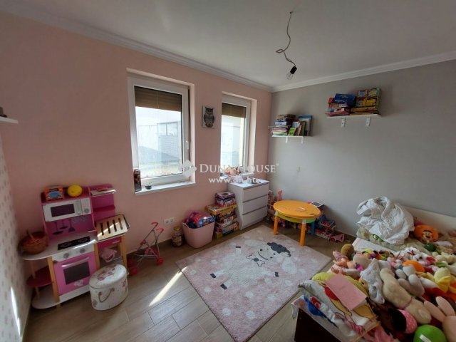 Eladó családi ház, Veszprémben 119.5 M Ft, 6 szobás