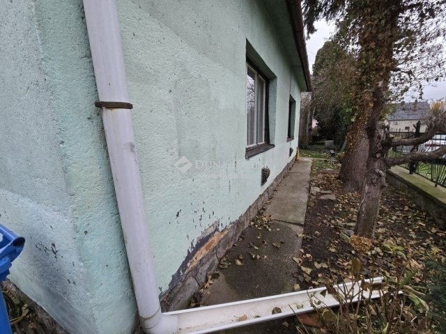 Eladó családi ház, Pécsett 39.9 M Ft, 4 szobás
