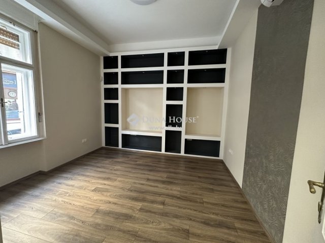 Kiadó téglalakás, albérlet, Pécsett 300 E Ft / hó, 3 szobás
