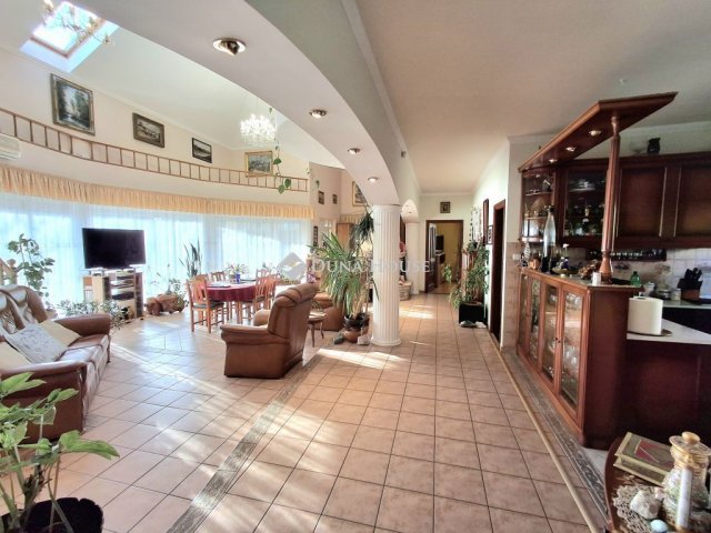 Eladó családi ház, Debrecenben 195 M Ft, 6 szobás