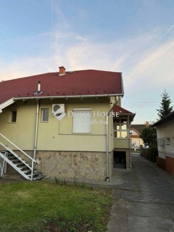 Eladó családi ház, Százhalombattán 124.9 M Ft, 3 szobás