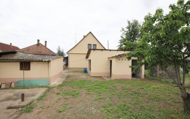 Eladó családi ház, Dombóváron 31.8 M Ft, 5 szobás