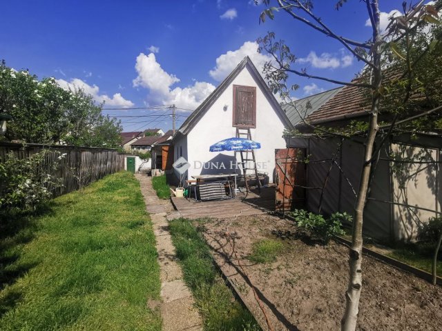 Eladó családi ház, Tatán 38 M Ft, 2 szobás