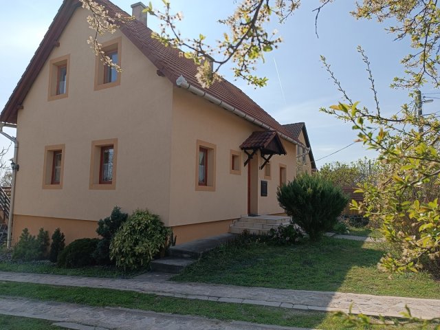 Eladó családi ház, Balatonalmádiban 99 M Ft, 5 szobás