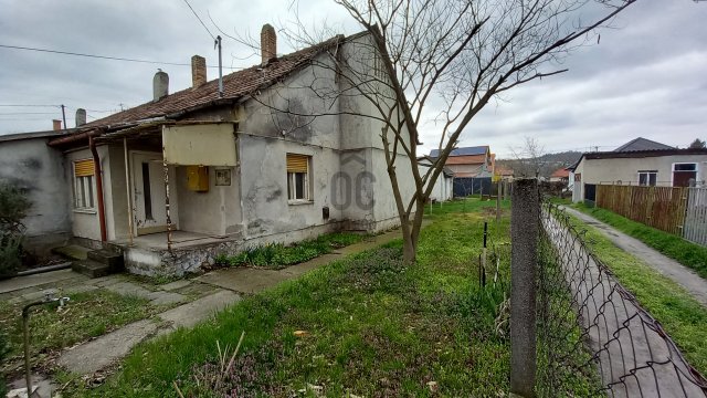 Eladó téglalakás, Szekszárdon 10.5 M Ft, 2 szobás