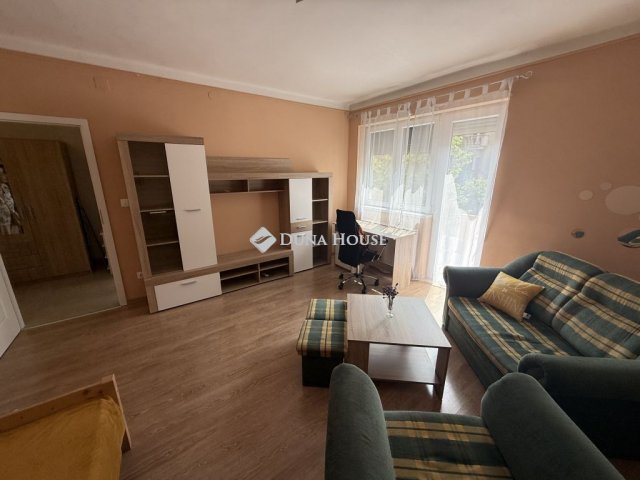 Kiadó téglalakás, albérlet, Pécsett 150 E Ft / hó, 1 szobás