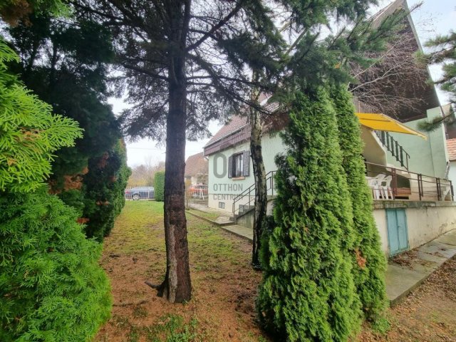 Eladó nyaraló, Balatonkenesén 68 M Ft, 6 szobás