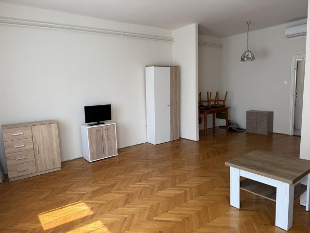 Kiadó téglalakás, albérlet, Komáromban 130 E Ft / hó, 1 szobás