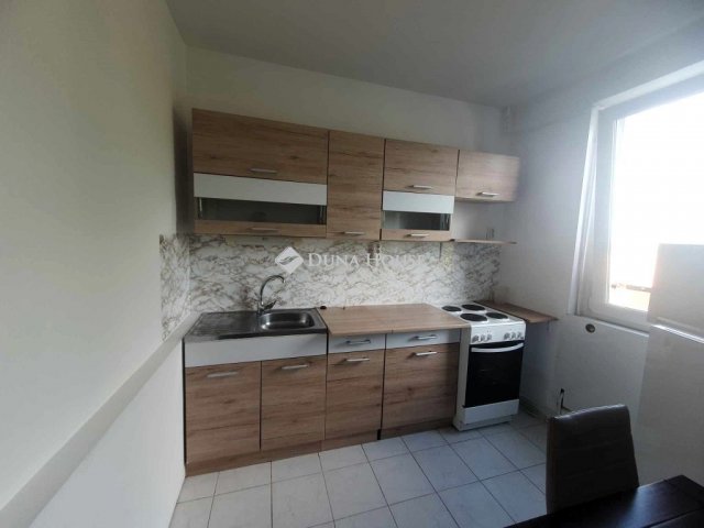 Kiadó panellakás, albérlet, Pécsett 140 E Ft / hó, 2 szobás