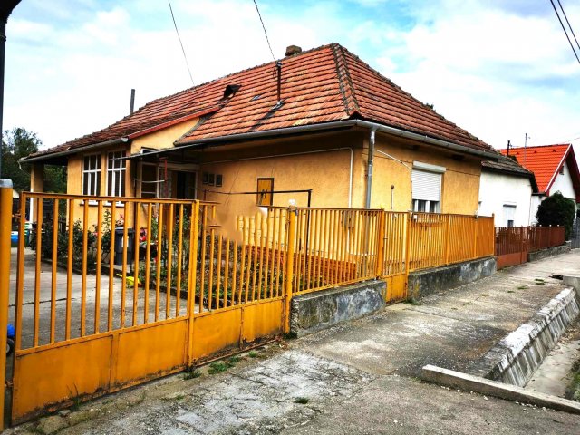 Eladó családi ház, Únyon 16.5 M Ft, 2 szobás