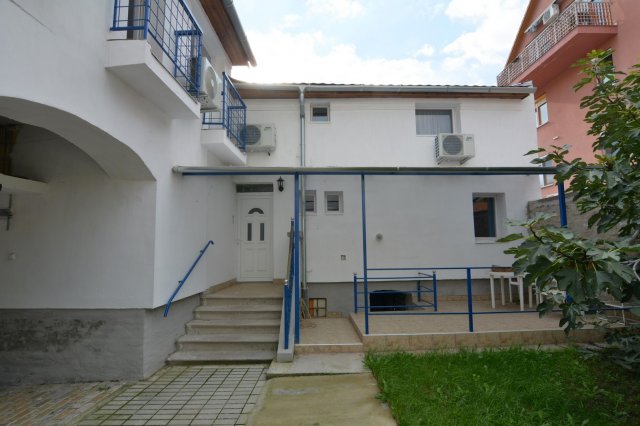 Eladó családi ház, Kecskeméten 80 M Ft, 8 szobás