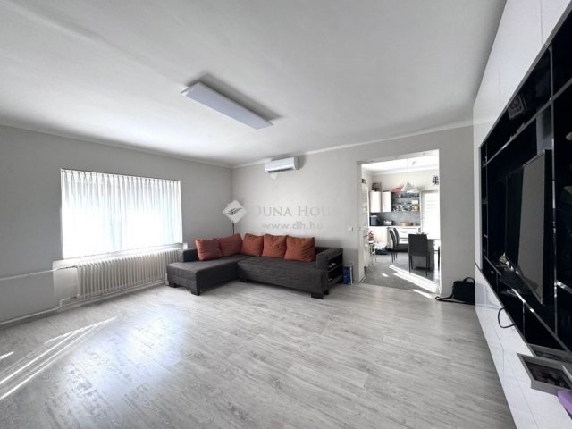 Eladó családi ház, Pécsett 105 M Ft, 4 szobás