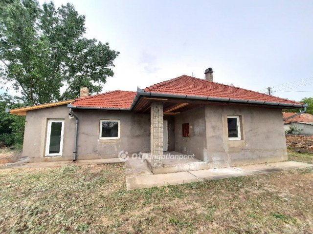 Eladó családi ház, Csemőn 39.9 M Ft, 3 szobás