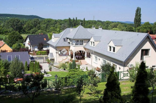 Eladó családi ház, Alcsútdobozon 290 M Ft, 12 szobás