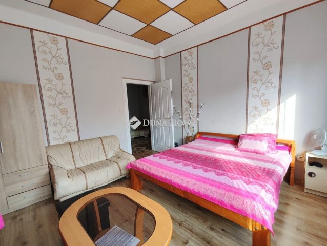 Eladó családi ház, Siófokon 90 M Ft, 4+2 szobás