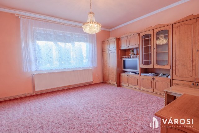 Eladó családi ház, Szegeden 92 M Ft, 5 szobás