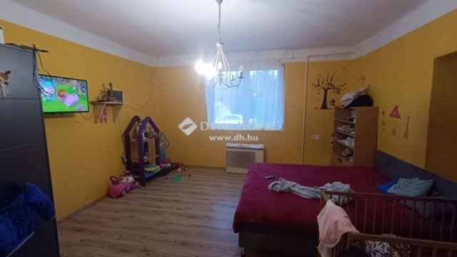 Eladó családi ház, Szentmártonkátán 25 M Ft, 4 szobás