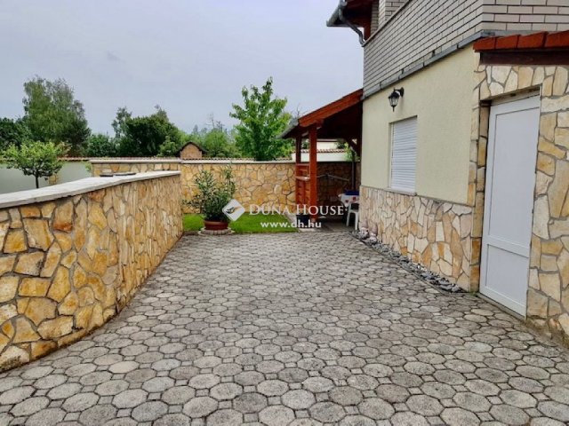 Eladó családi ház, Pogányon 94.94 M Ft, 6 szobás