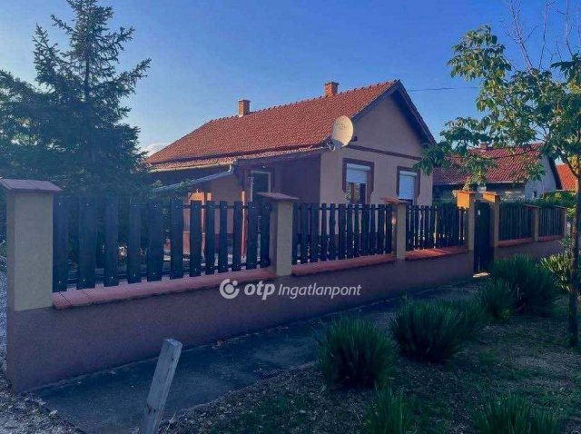 Eladó családi ház, Csemőn 57 M Ft, 4 szobás