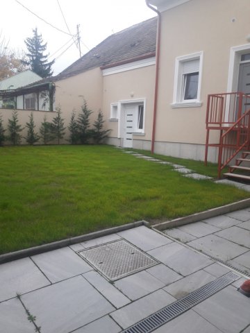 Eladó családi ház, Sopronban 289 M Ft, 19 szobás