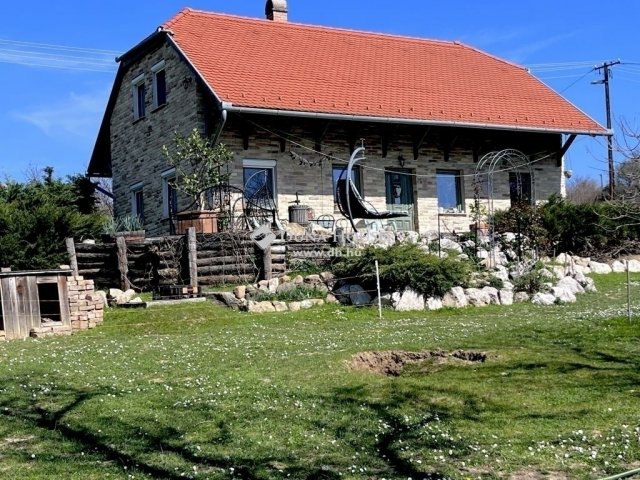 Eladó családi ház, Pécsett 65 M Ft, 3 szobás