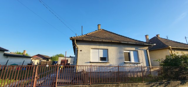 Eladó családi ház, Simontornyán, Széchenyi utcában 27 M Ft