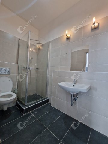 Eladó hotel, Komáromban 808 M Ft, 28 szobás