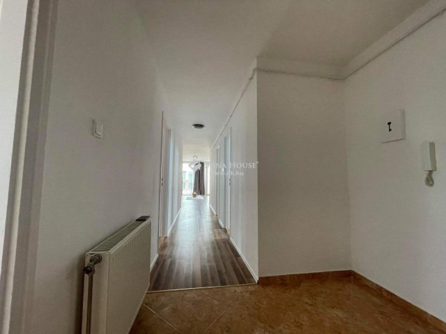 Eladó téglalakás, Szegeden 64 M Ft, 3 szobás